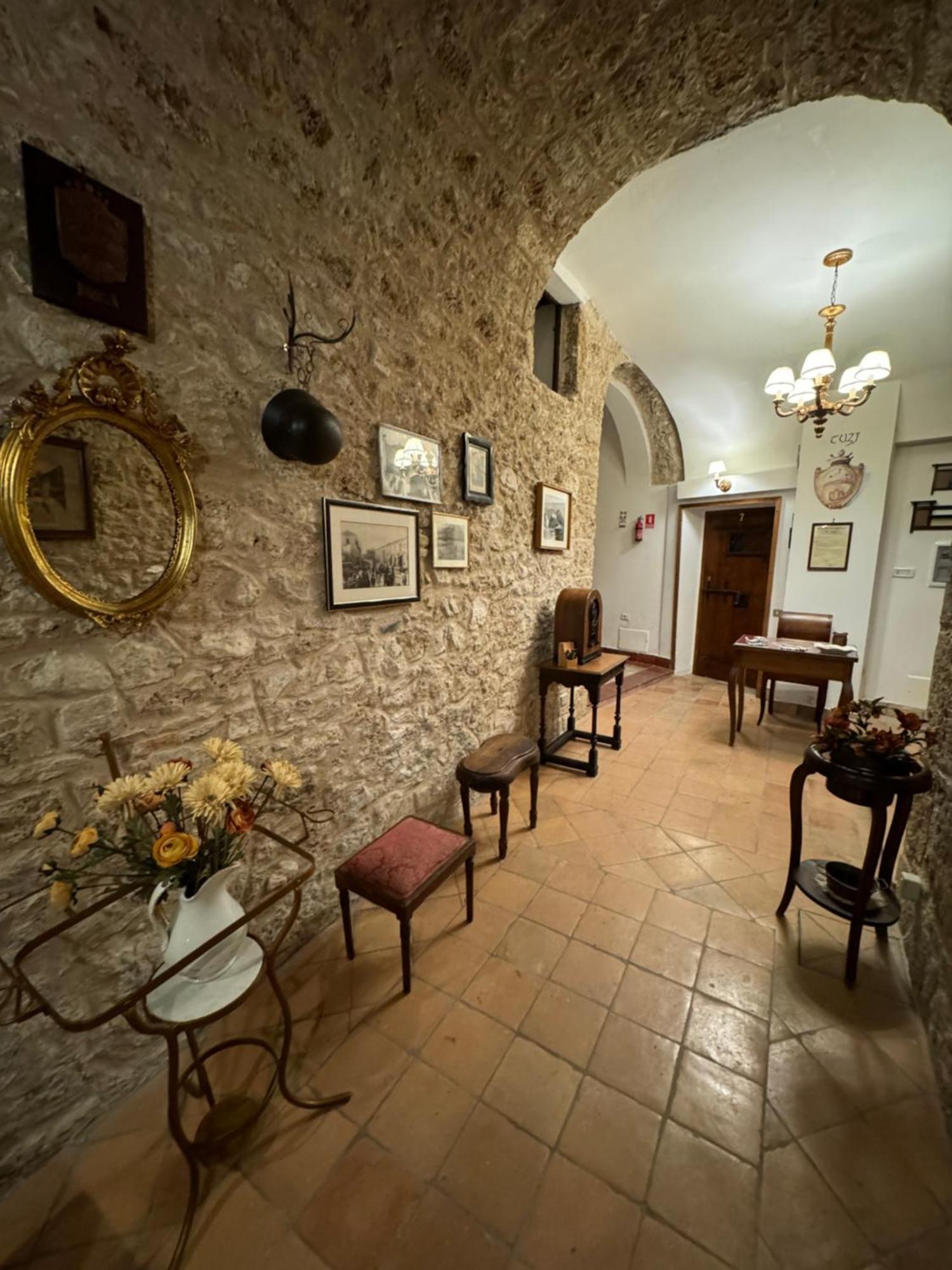 Le Prigioni Del Palazzo B&B Сора Екстериор снимка