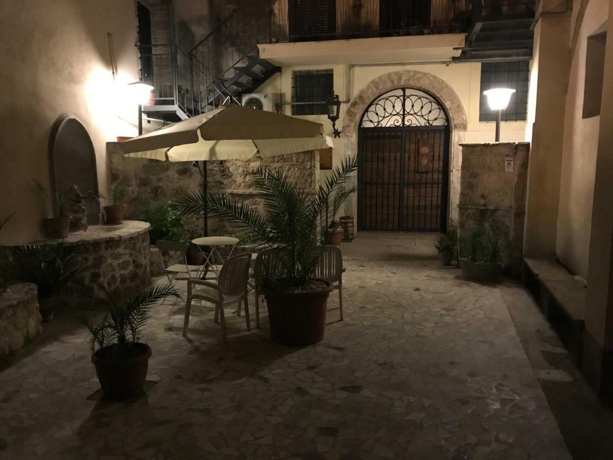 Le Prigioni Del Palazzo B&B Сора Екстериор снимка