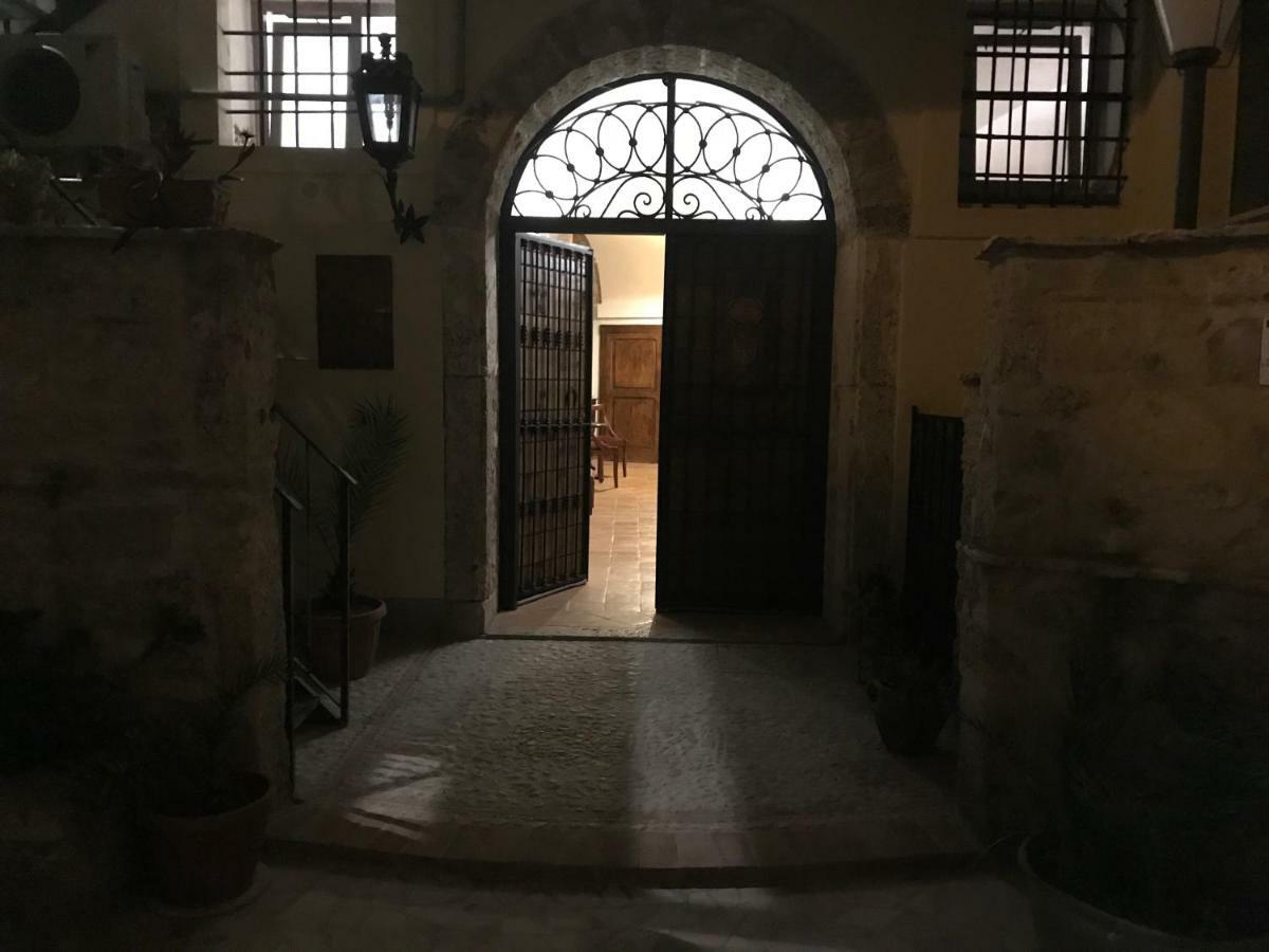 Le Prigioni Del Palazzo B&B Сора Екстериор снимка